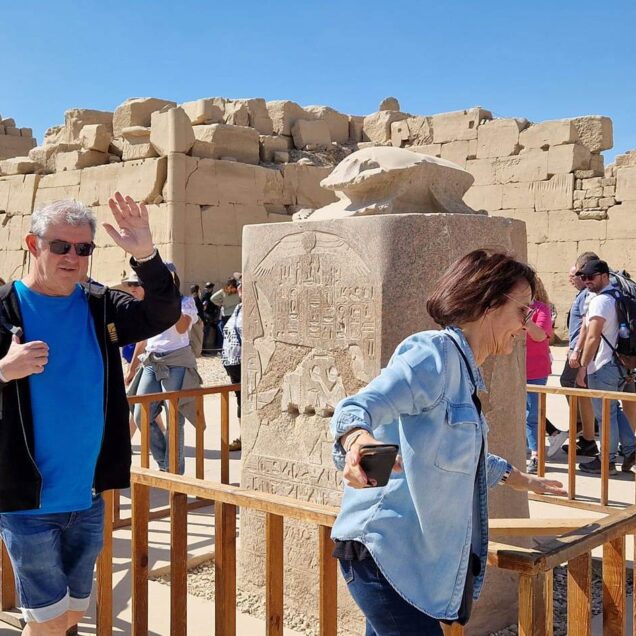 298671-السياح-يستمتعون-داخل-معابد-الكرنك-حول-الجعران-المقدس